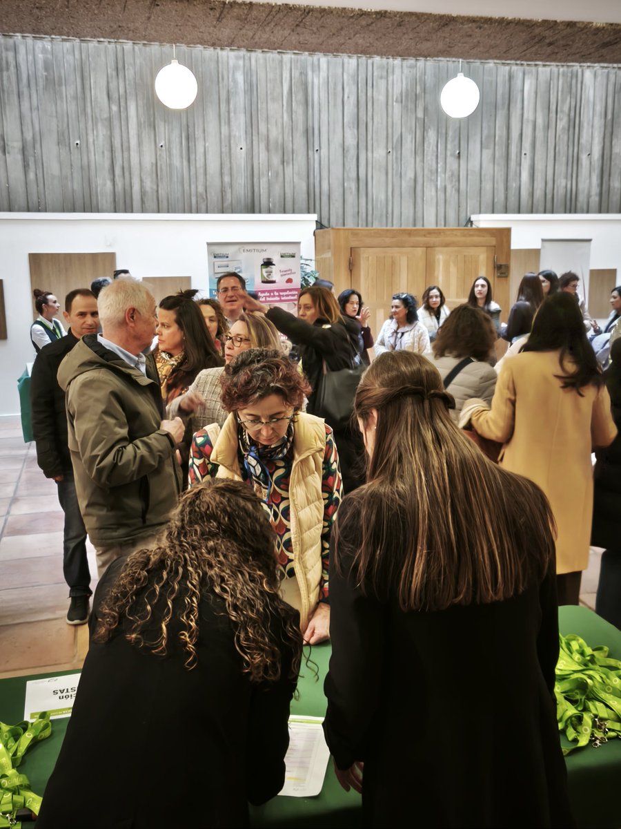 FarmaConcyl's tweet photo. Hoy reunimos a cerca de 200 farmacéuticos en la II Jornada de #AlimentaciónyFarmacia de Castilla y León, en #Salamanca, para seguir formándonos en consejos nutricionales en la "tercera juventud".

Un encuentro organizado por el Concyl y el @COFSalamanca. https://t.co/rvoZgCOEos