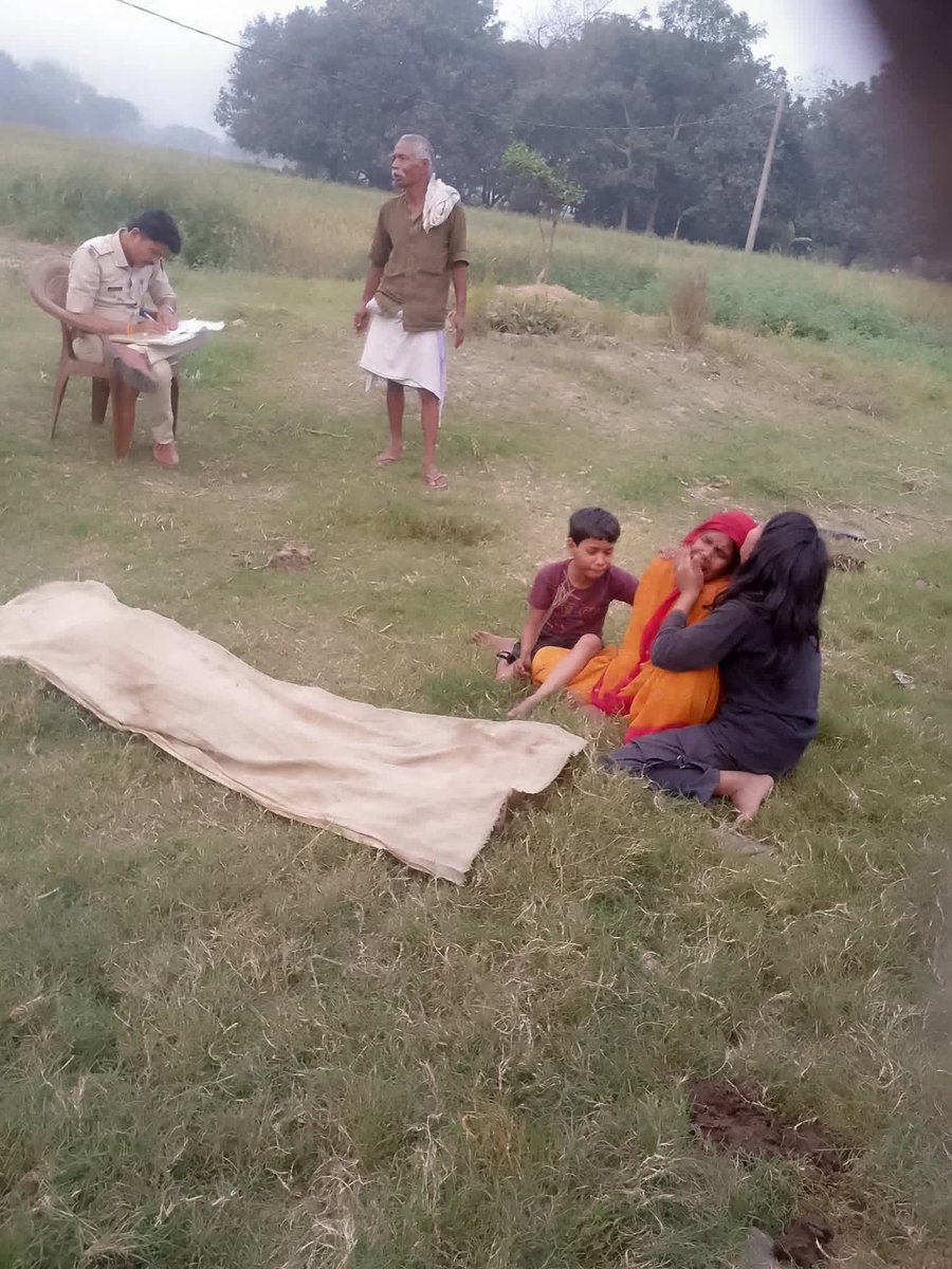 Munnarajputtt's tweet photo. ये हालत है सवर्ण समाज का ..😭

जमीन पर उस नाबालिक बच्ची की लाश पड़ी है जिसका 5 दरिंदो ने मिल के अस्मत लूटने के बाद मार दिया । मां, एक छोटी बहन, एक छोटा भाई रो बिलख रहे है और कुर्सी पर बैठे पुलिस वाले कागजी जिम्मेवारी पूरी कर रहे है !! #Saranpolice @RajivPratapRudy @bihar_police https://t.co/ADvQAiJu45