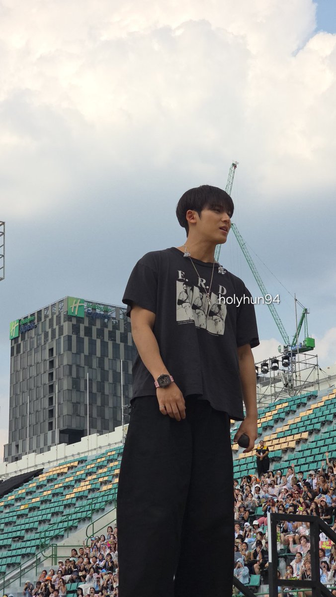 Holyhun94's tweet photo. ทุกคนเราไม่ไหว เจอมินกยูใกล้มาก😭

#SEVENTEEN_NEW_IN_BANGKOK #NEW_BANGKOK #SVT_TOUR_NEW_ https://t.co/gVxFfvMkFp
