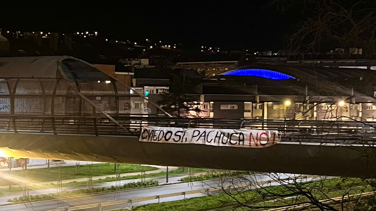 _RadioRO_'s tweet photo. NOTICIA.
Oviedo amanece con numerosas pancartas en señal de protesta contra Pachuca.

📸 @bisueno2 https://t.co/xEMSpGg4PO
