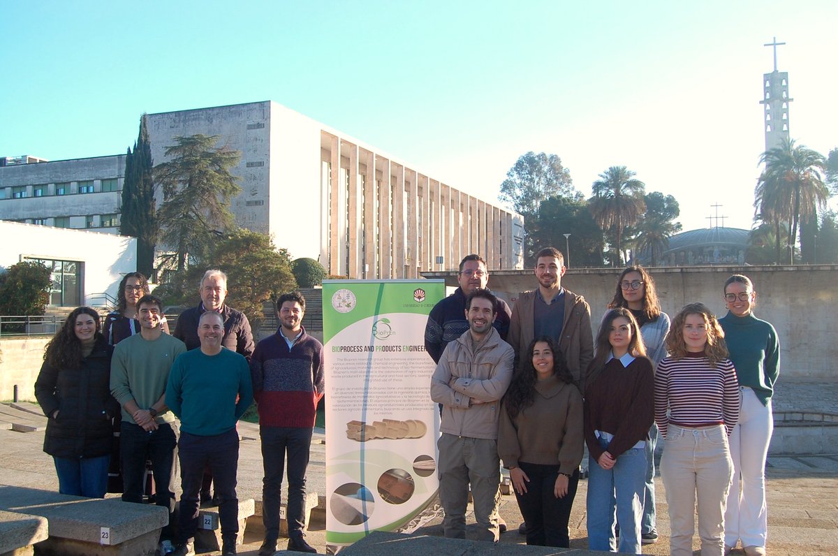 UniversidadAnd's tweet photo. 🩹 Un vendaje creado en Andalucía con paja y un hongo asiático acelera la cicatrización y combate infecciones.

🧫 El proyecto, liderado por la UCO, desarrolla un apósito antibacteriano que mejora la curación de heridas.

🔗 https://t.co/hQGv5TppBb https://t.co/xk2KVdHsty