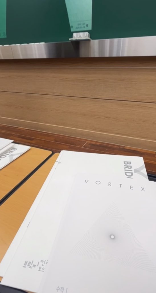 칠이 tweet media