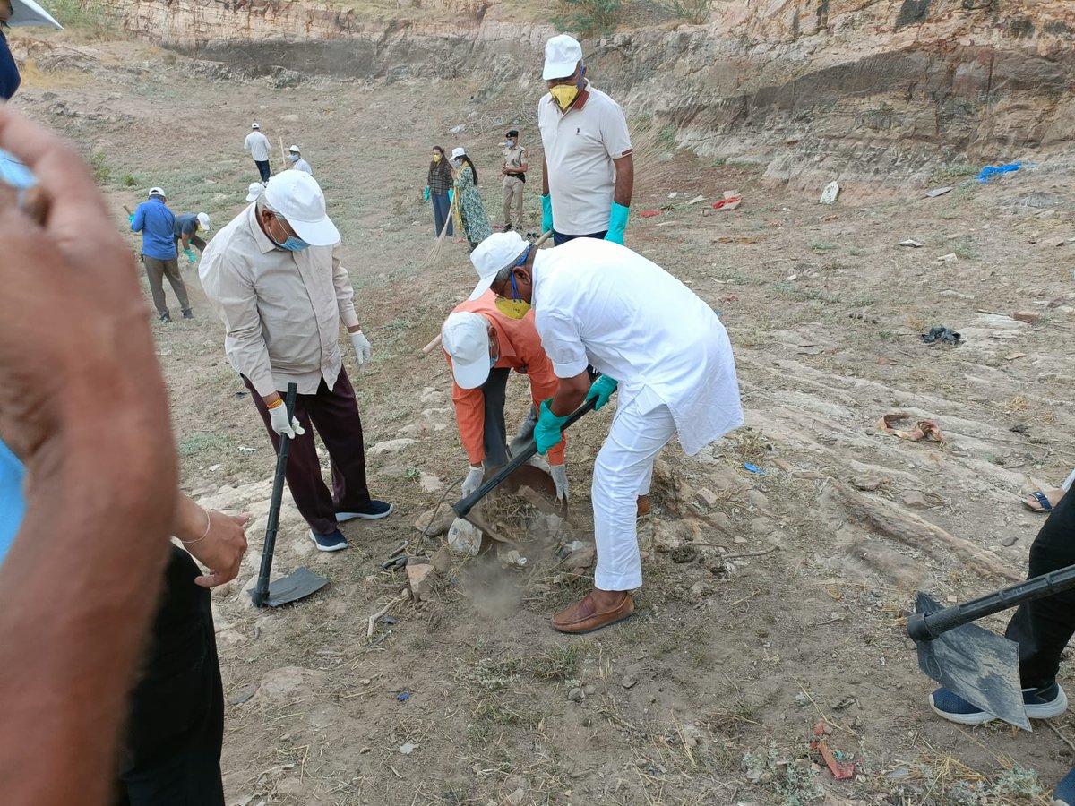 BarmerCouncil's tweet photo. राजस्थान दिवस समारोह के तहत बाड़मेर शहर स्थित वेणासर तालाब पर प्रातः स्वच्छता श्रमदान का आयोजन किया गया।

इस अभियान के साथ स्वच्छता सप्ताह का आगाज हुआ, जिसमें सभी ने मिलकर स्वच्छ और सुंदर शहर बनाने का संकल्प लिया।

#RajasthanDiwas #SwachhataSaptah #SwachhBharat

@SmdsbmU https://t.co/5xokzRsD8c