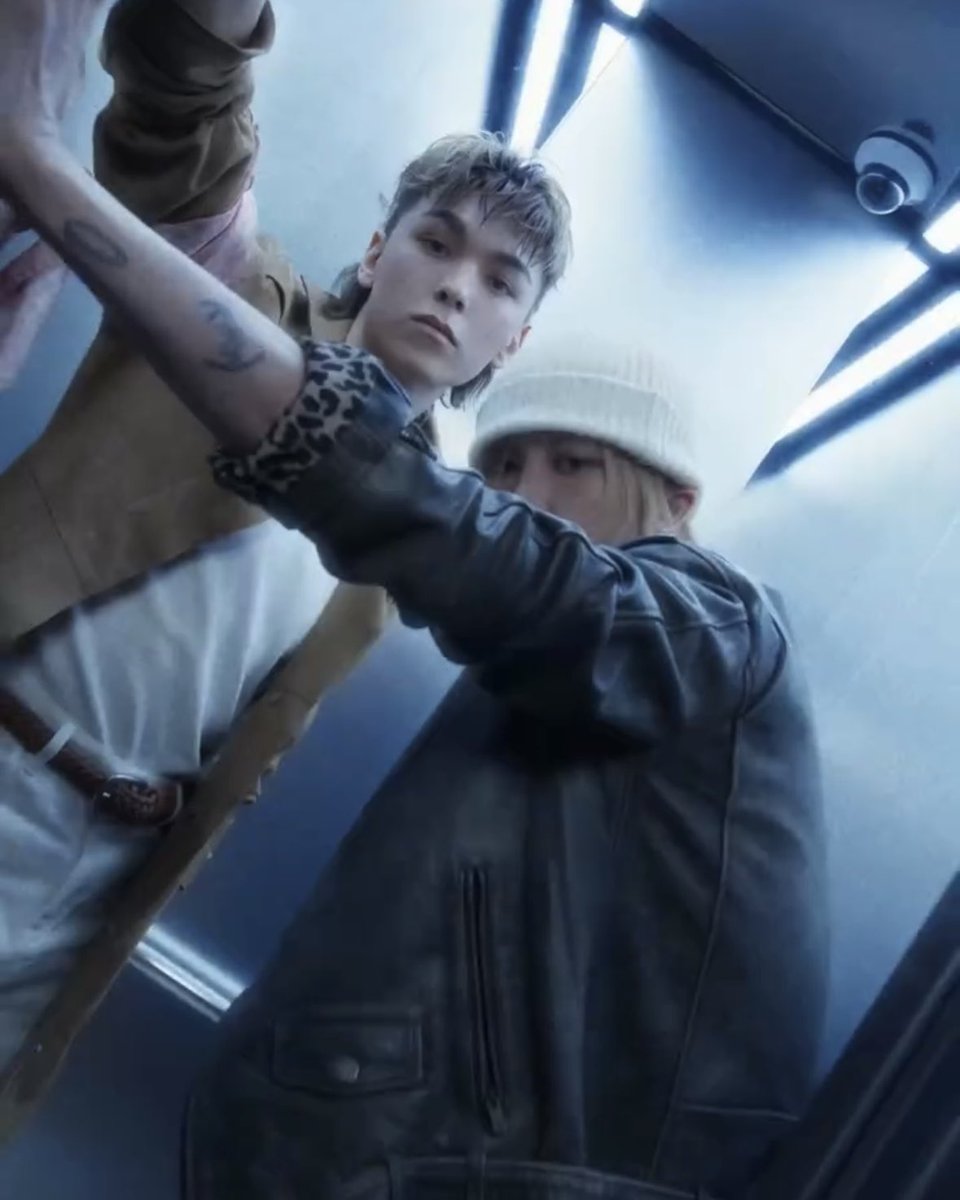 멀리서 짐들고 오면 이러고 엘베문 잡아줌