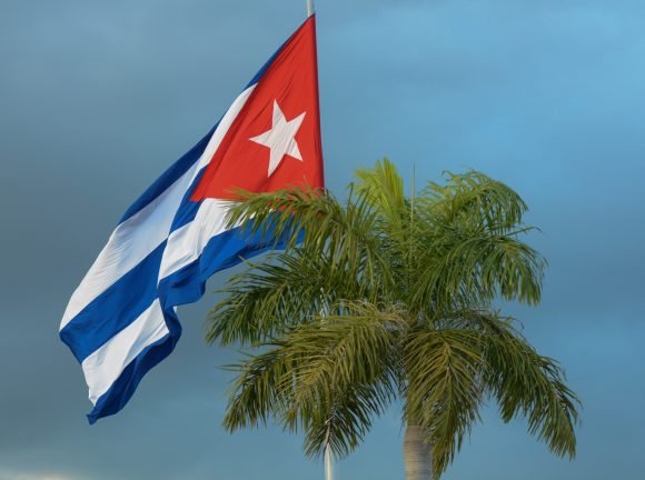 Colina_CTCuba's tweet photo. 🇨🇺Con la fe de las almas austeras, / hoy sostengo con honda energía, / que no deben flotar dos banderas / donde basta con una: ¡la mía!

#CubaEstáFirme https://t.co/uVLDH0KCkf
