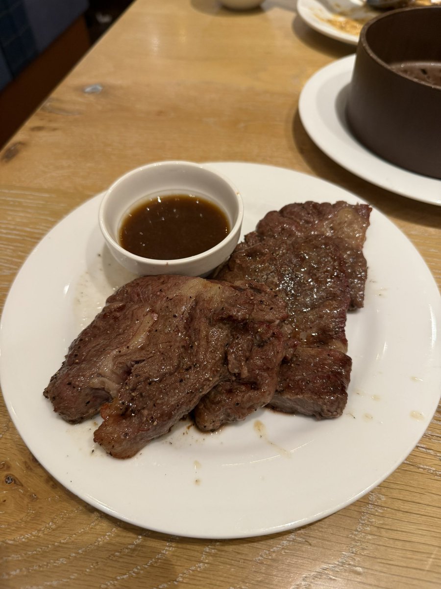 ららぽーとで食べ放題に来たけど失敗だった
プレミアムコースの目玉の肉が生焼け過ぎるし、スジだらけでとでも食えたモンじゃない
最初に4枚頼んで出てくるまでに時間が掛かるからもう4枚頼んだから本当に地獄だった
前に来た時はまぁまぁだったのに残念だわ