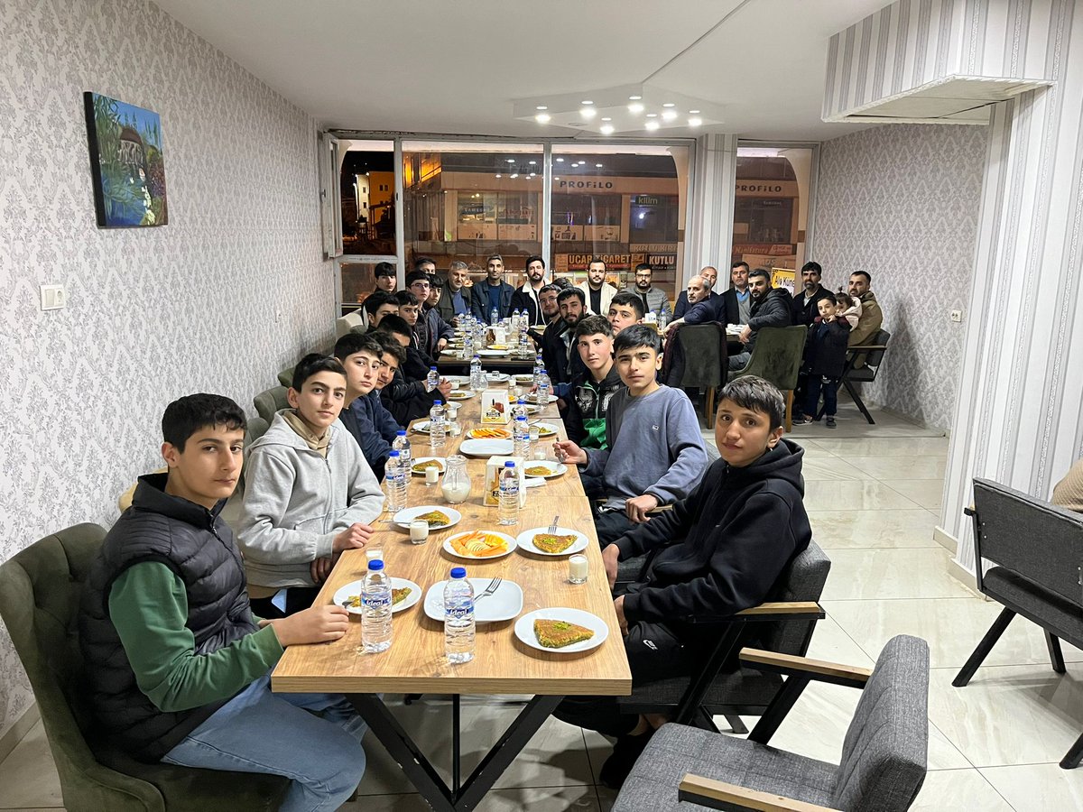 halfetimder's tweet photo. Tatlı Buluşma

Derneğimiz, İmam Hatip öğrencilerini iftar sonrası düzenlediği tatlı programında ağırladı. Hem kız öğrencilerimize hem de erkek Öğrencilerimize yönelik gerçekleştirdiğimiz künefe ikramı ile Ramazan akşamının huzurunu paylaştık.
#halfeti
#Önder
@OnderGenclik https://t.co/5f6PAOjg4i