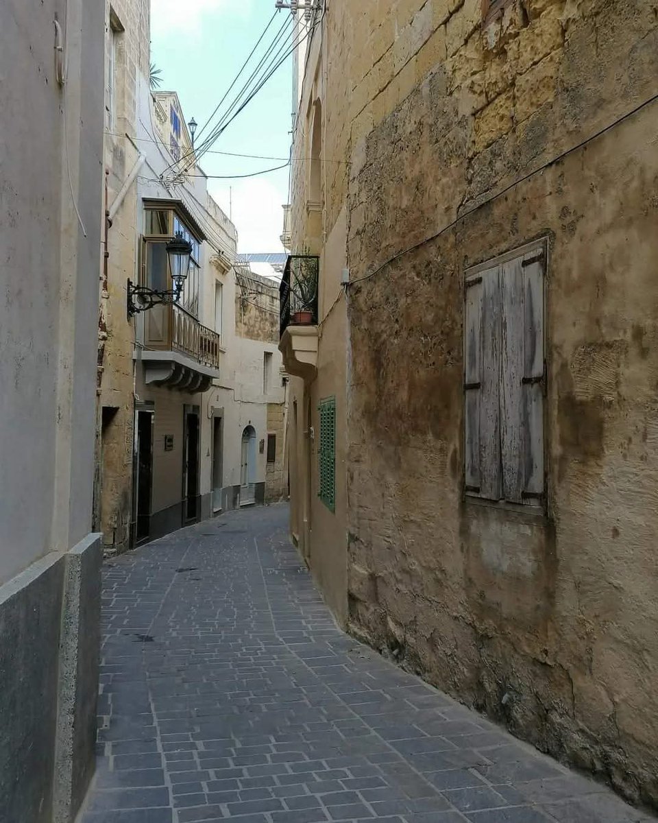 skymanuelima's tweet photo. #Victoria (#Il_Belt_Victoria) é a cidade capital da #ilha de #Gozo. Situa-se numa colina no centro da ilha e tem como principal atração a #Cidadela. À semelhança de outras cidades em #Malta, a sua arquitetura baseia-se na construção com pedra de cor amarelo. #travelphotography https://t.co/Tui6nox5ha