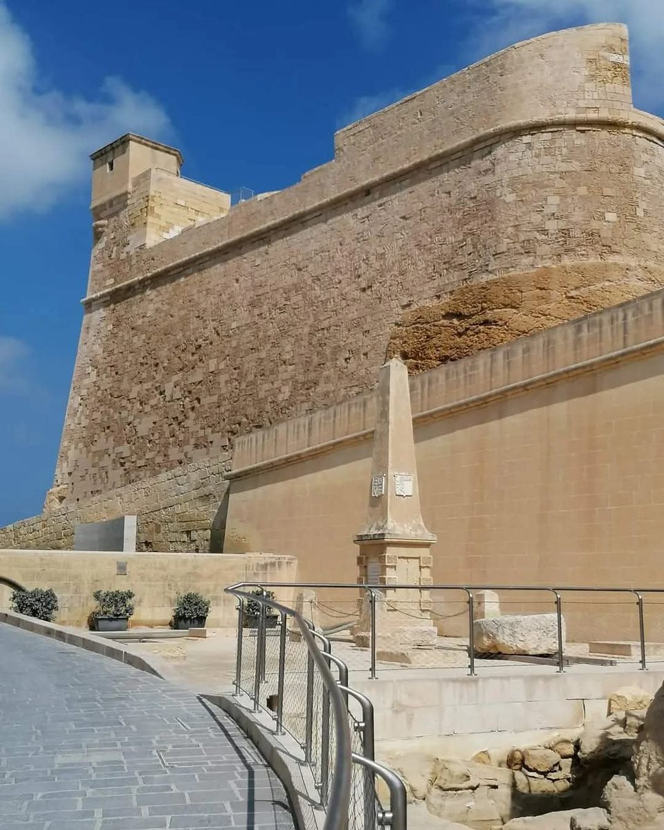 skymanuelima's tweet photo. #Victoria (#Il_Belt_Victoria) é a cidade capital da #ilha de #Gozo. Situa-se numa colina no centro da ilha e tem como principal atração a #Cidadela. À semelhança de outras cidades em #Malta, a sua arquitetura baseia-se na construção com pedra de cor amarelo. #travelphotography https://t.co/Tui6nox5ha