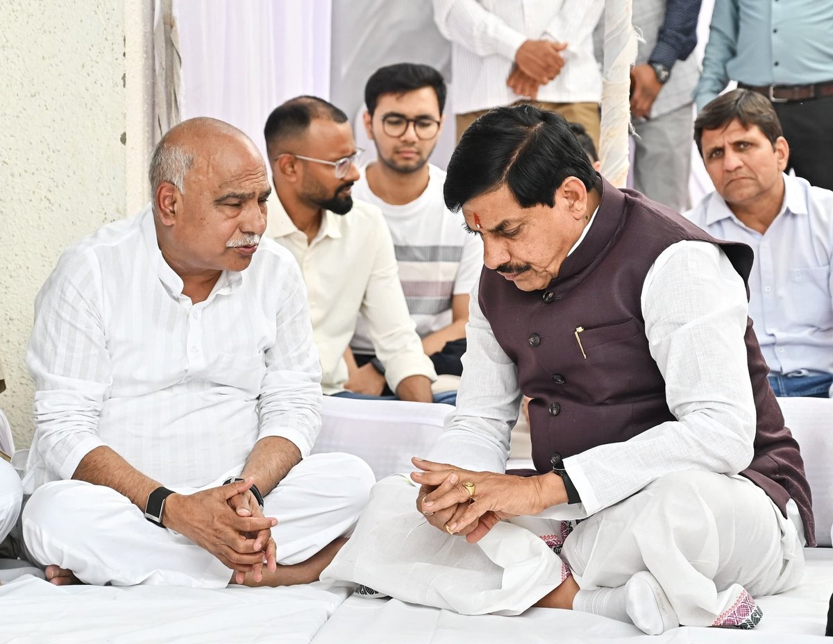 DrMohanYadav51's tweet photo. आज बैतूल में @BJP4MP के माननीय प्रदेश अध्यक्ष श्री @Hkhandelwal1964 जी की सुपुत्री स्व. सुरभि खंडेलवाल के निधन पर श्रद्धांजलि अर्पित कर शोकाकुल परिजनों को ढांढस बंधाया।

ईश्वर से प्रार्थना है कि दिवंगत को अपने श्रीचरणों में स्थान दें और परिजनों को इस दुःख को सहन करने की शक्ति व संबल प्रदान करें।