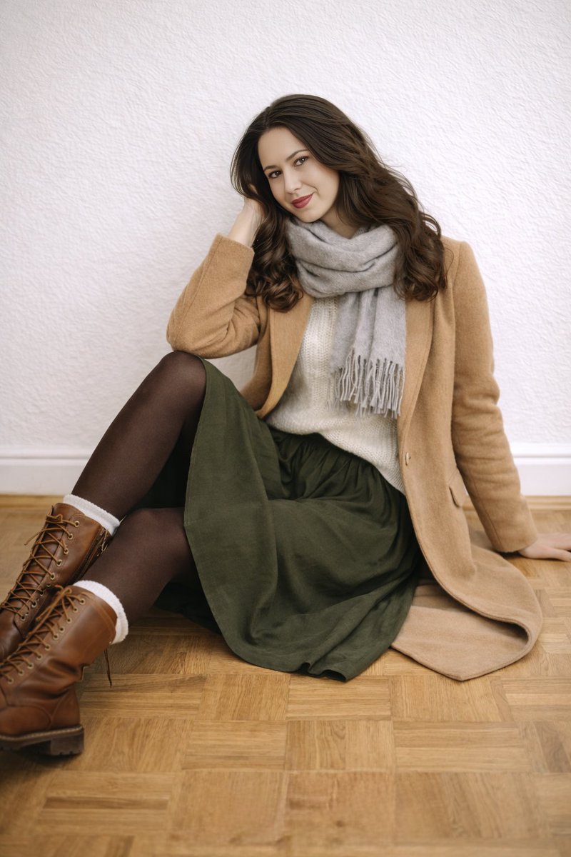 pattyhoseaiing's tweet image. Heute eine ganz untypische Patricia im skandinavischen Stone-Look – Wollpullover, Mantel, Schal, Rock und natürlich eine schicke Strumpfhose. Minimalistisch, warm und irgendwie typisch nordisch. 🇸🇪✨ Bereit für den „Feldtest“ bei Ikea 😊

#ScandiStyle #WinterStyle #NordicStyle
