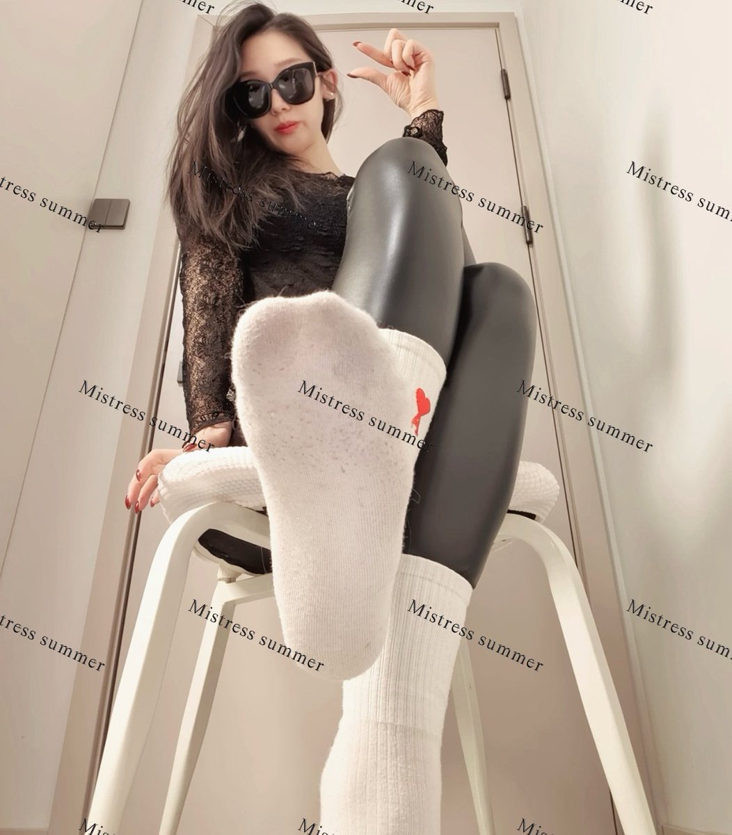 mistressummer99's tweet photo. 1000粉了，抽了这双一直直播穿的臭白袜，穿了不知道多久了(邮费自理！)
评论区抽
#靴奴 #atm奴 #贡奴 #贡猪 #白给 #女性崇拜 #白袜奴 https://t.co/nmWPTZNJg5
