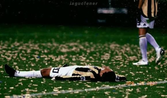 Acılarla yüreğimi kararttın 
Tribünlerde anamızı ağlattın 
Tanrı hesap sorsun bizim için sana 
Bizi yaktın yıktın Kanarya