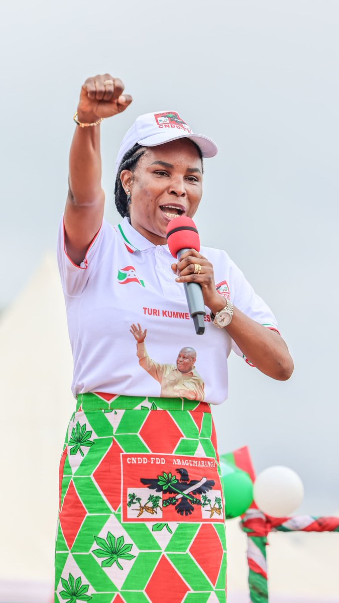 Burundi1stLady's tweet photo. Kuri uwu munsi udasanzwe wahariwe abakenyererarugamba  m'umugambwe wacu mwiza @CnddFdd, ndipfurije abakenyererarugamba bose baba abari mu Burundi no mu makungu umunsi mukuru mwiza.

Kurerera neza Uburundi ni igikorwa ca minsi yose! 
Twiteho abana bacu, tubaganirize, tubereke umwonga uhuma n'uwudahuma; niho bazoshika mu bigero bafise ico bamariye umuryango n'Igihugu.

Komera!