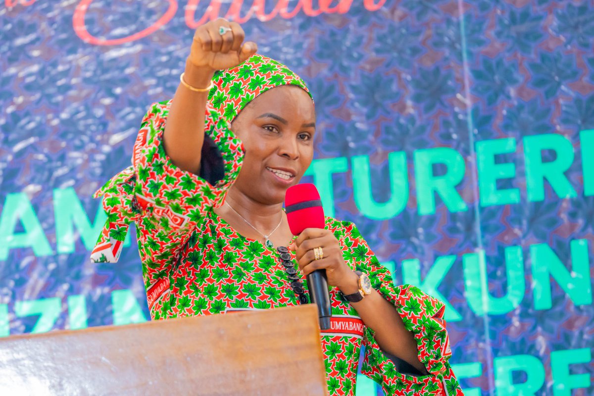 Burundi1stLady's tweet photo. Kuri uwu munsi udasanzwe wahariwe abakenyererarugamba  m'umugambwe wacu mwiza @CnddFdd, ndipfurije abakenyererarugamba bose baba abari mu Burundi no mu makungu umunsi mukuru mwiza.

Kurerera neza Uburundi ni igikorwa ca minsi yose! 
Twiteho abana bacu, tubaganirize, tubereke umwonga uhuma n'uwudahuma; niho bazoshika mu bigero bafise ico bamariye umuryango n'Igihugu.

Komera!