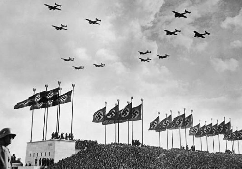 AEichorst47312's tweet photo. Wehrmacht bombers fly over a crowd during the 'Reich Party Congress of Labor' at Nuremberg. - 1937
#history #photography #military #knowledgeispower https://t.co/8WgY2Swep1