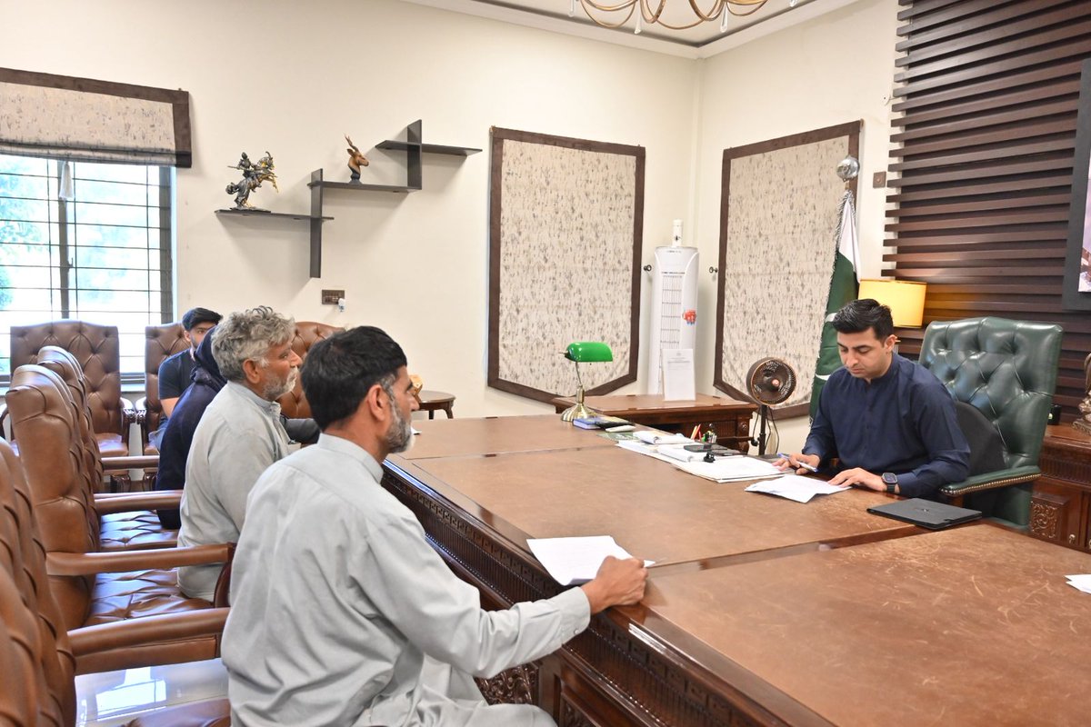 DCFaisalabad's tweet photo. ڈپٹی کمشنر کیپٹن (ر) ندیم ناصر روزانہ کی بنیاد پر صبح 10 سے دن 11:30 بجے تک شہریوں کے مسائل سن رہے ہیں
@GovtofPunjabPK @MaryamNSharif @TeamMNSharif 
#GovtOfPunjab #CSPunjab #CMPunjab #cmpunjabmaryamnawazsharif #DCFaisalabad #deputycommissionerfaisalabad #Faisalabad #PublicDealing https://t.co/Ltg2L8bJjU