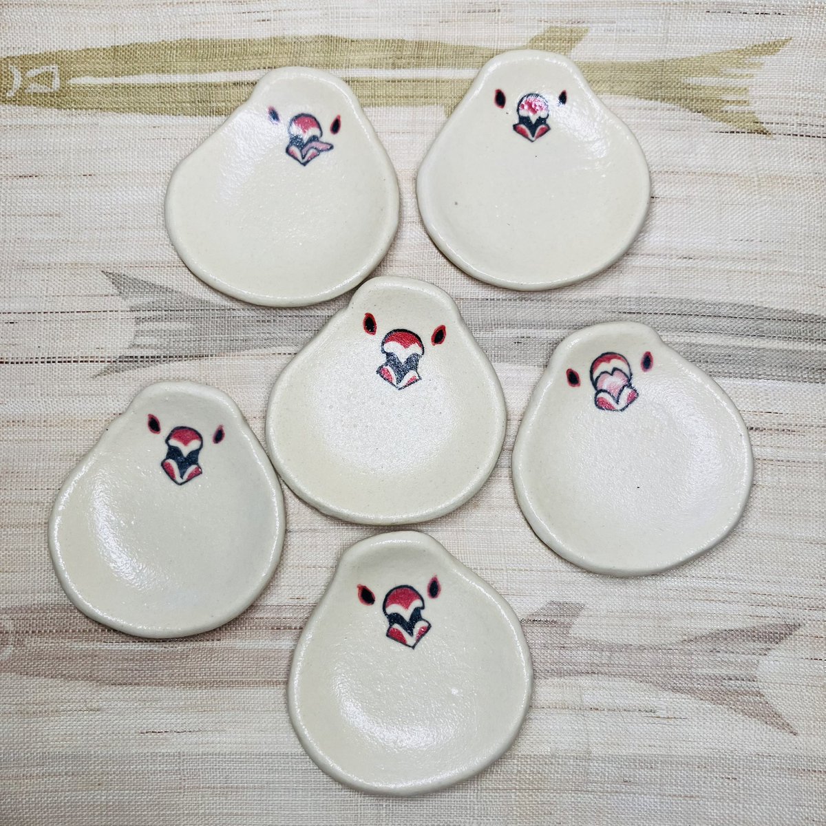 チンピラキャルル文鳥の豆皿。
前回から窯の調子がよろしくなく、釉薬に少しざらつき+白濁気味…😭