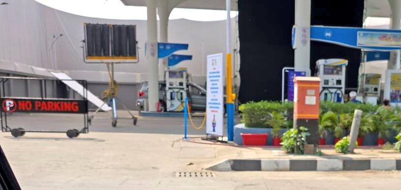 anticorrupt_IND's tweet photo. @PetroleumMin The @BPCLimited petrol pump has been completely shut down for public for some commercial shoot.This petrol pump is company owned can it be utlised for commercial purpose for shooting? there is already a chaos of shortage due the U.S -Iran war then this illegal shoot https://t.co/TNwIQXSQDg
