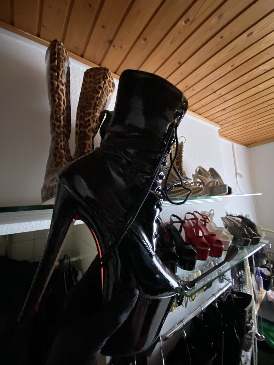 SissyKathy91's tweet photo. Meine Lady denkt laut über etwas nach, das alles verändern würde.

‼️ Einzug in ihre Residenz ‼️

Nicht als Gast. Nicht als Spiel.

Sondern als feste Präsenz an ihrer Seite. Disziplin. Vertrauen. 24/7.

Manche Chancen bekommt man wohl nur einmal 🖤 https://t.co/ZaHoZyrj5d
