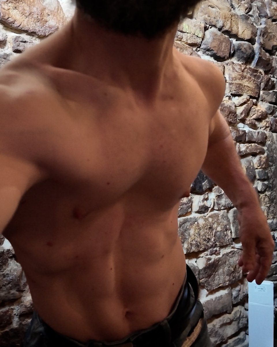 Globule_X's tweet photo. Gauche ou droite ? 🥵
Left or Right ? 🥵
 #nain #dwarf #midget #bw https://t.co/HAzSe1C69D