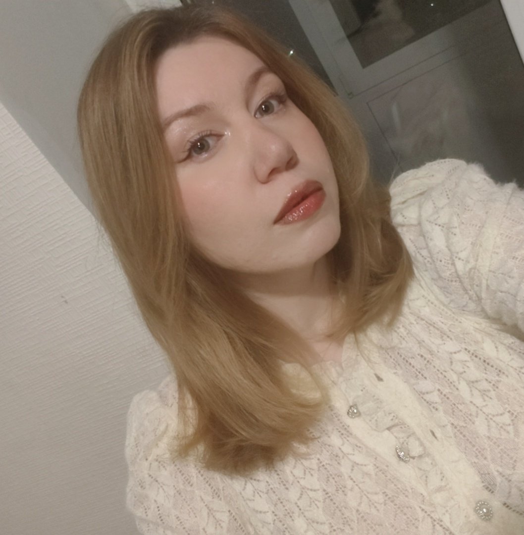I'm also tired of my hairstyle, maybe I should dye my hair with you? What color would suit me?