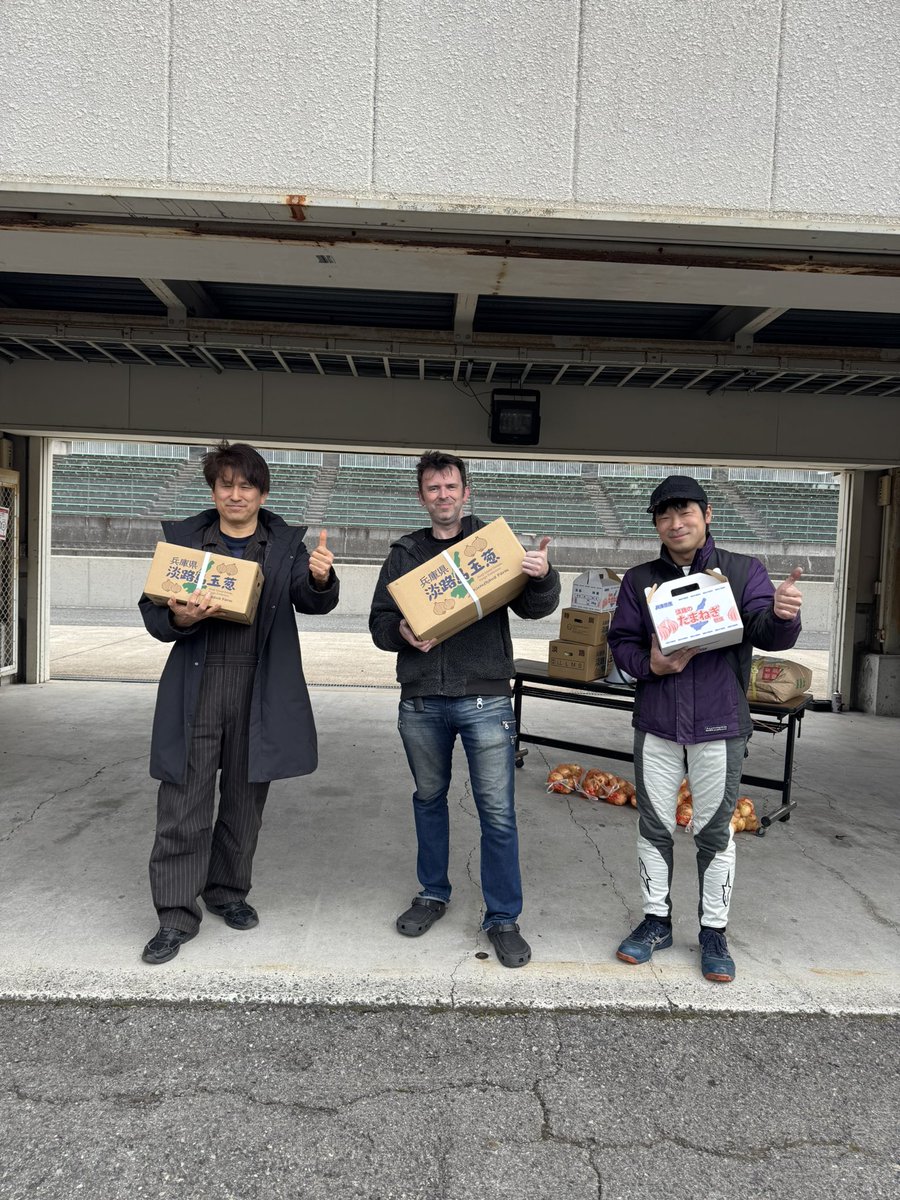 awajisaisoku's tweet photo. 鬼ごっこのトロフィーは「タマネギ」です‼️
総合クラスの3名は速すぎて次元が違いすぎたので何かしらのハンデを考えたいと思います（笑）
大混戦模様の暫定最速レディースは
AKIちゃんが暫定女王となり
この後行われたじゃんけんでも勝負強さを発揮してました！ https://t.co/RqZT4vTbaw