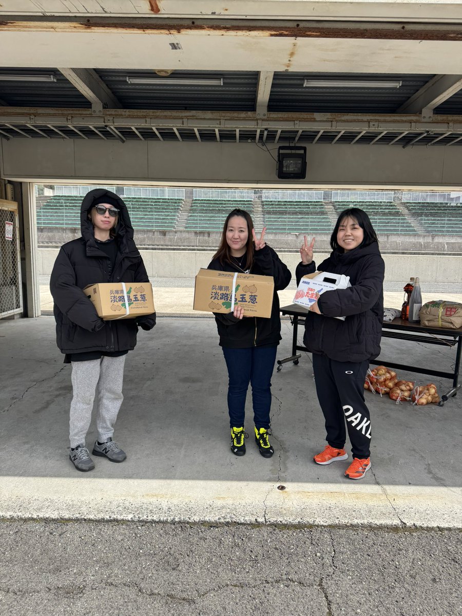 awajisaisoku's tweet photo. 鬼ごっこのトロフィーは「タマネギ」です‼️
総合クラスの3名は速すぎて次元が違いすぎたので何かしらのハンデを考えたいと思います（笑）
大混戦模様の暫定最速レディースは
AKIちゃんが暫定女王となり
この後行われたじゃんけんでも勝負強さを発揮してました！ https://t.co/RqZT4vTbaw
