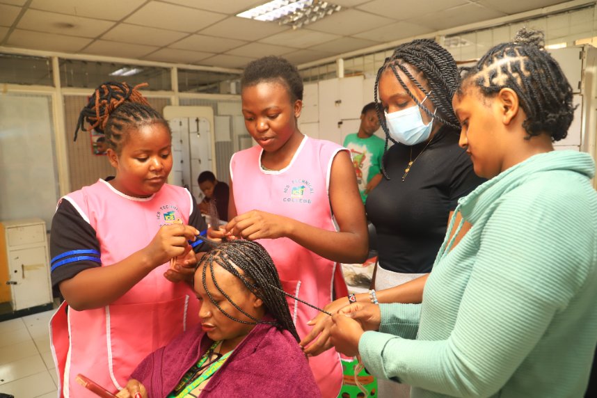 IcsTechcollege's tweet image. HAIRDRESSING COURSE. 
Hairdressing is more than a service. We delve into the chemistry of color theory, precision cutting and the artistry of styling.Enroll today to gain the credentials and confidence to lead in the beauty sector.
#hairdressing #beauty #ICSCollege