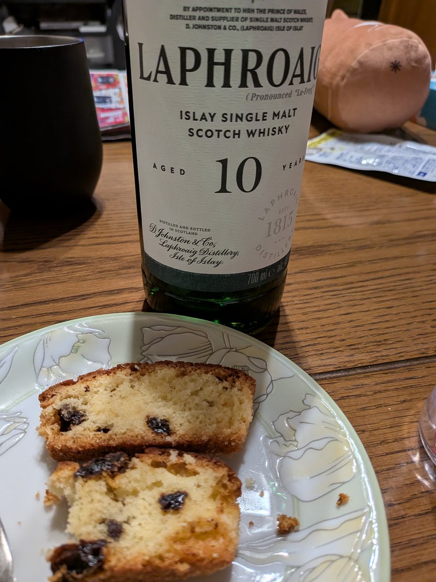 sunagamaiko's tweet photo. 酒カスのパウンドケーキはこれや！
ラフロイグびたびたにかけてケーキを啜るというワケワカメな展開！ https://t.co/0UhNDttSea