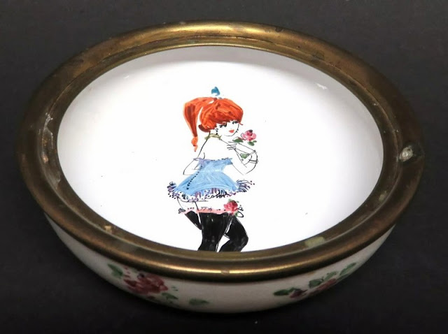 Roupa interior do estendal

Pequena caixa de jóias com tampa, em porcelana, com pega em latão, feita à mão pela Steinböck, na Áustria.
1980, 10x10x4 cm.

blog.afundasao.com/2026/03/roupa-…

coleccao.afundasao.com

#erotic #eroticart #erotismo #erotica #sexo #sex