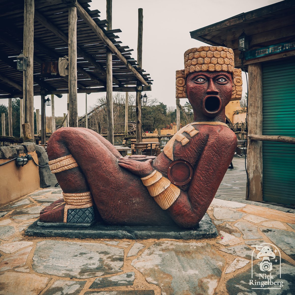 RingelbergNick's tweet photo. Imka Gijs doet het weer. Ik ben wel benieuwd of de medewerkers in het verkooppuntje er blij mee zijn.... staat erg hard en het is een erg kort loopje 😱
#efteling #gijs
📍 Efteling https://t.co/HeD2vRWiDh