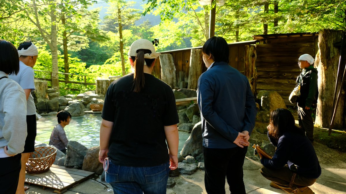 映画【#ゴールデンカムイ 網走監獄襲撃編】
栃木県ロケ地情報⑤：
平家平温泉 御宿 こまゆみの里/日光市

夜の露天風呂で撮影が行われました♨️
明るいうちから準備や段取りが始まり、桶やダミーの岩などの位置調整は特に念入りに行われていました🪨

#栃木県フィルムコミッション