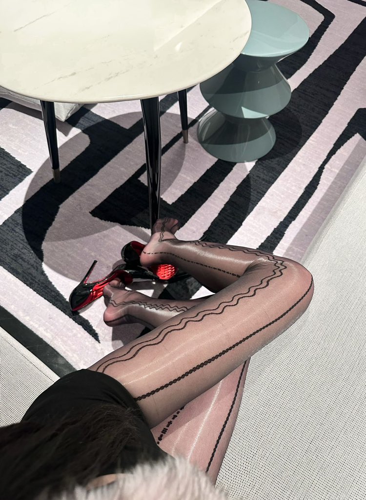 北京鸟巢学妹果果 tweet media