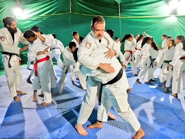 mohitrajdubey's tweet image. नेता विपक्ष राहुल गांधी #NorthEast के छात्रों को आत्मरक्षा के लिए सिखाया Jitu–Jitsu.

नॉर्थईस्ट के छात्र बाकायदा ड्रेस में राहुल गांधी से मार्शल आर्ट सीखने पहुंचे थे।

दिल्ली में राहुल गांधी नॉर्थईस्ट का 18 छात्रों को मार्शल आर्ट सिखाया।

18 छात्रों को डेलिगेशन में लड़के–लड़कियां