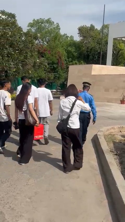 mohitrajdubey's tweet image. नेता विपक्ष राहुल गांधी #NorthEast के छात्रों को आत्मरक्षा के लिए सिखाया Jitu–Jitsu.

नॉर्थईस्ट के छात्र बाकायदा ड्रेस में राहुल गांधी से मार्शल आर्ट सीखने पहुंचे थे।

दिल्ली में राहुल गांधी नॉर्थईस्ट का 18 छात्रों को मार्शल आर्ट सिखाया।

18 छात्रों को डेलिगेशन में लड़के–लड़कियां