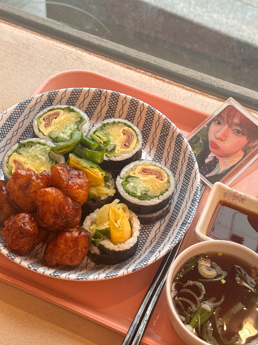ilsangcloud's tweet photo. 오토김밥 개존맛😋
근데 입 다 까졋어ㅠ https://t.co/xFm0W0nmXj