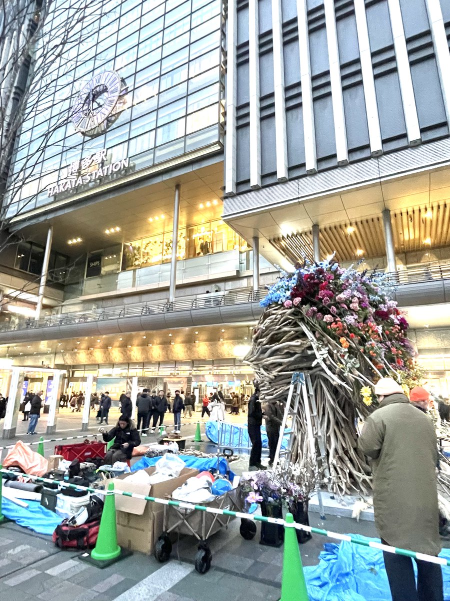 T57613419's tweet photo. 博多駅前のオブジェすごい。人の横顔や。 https://t.co/Uzrw4lTi6O
