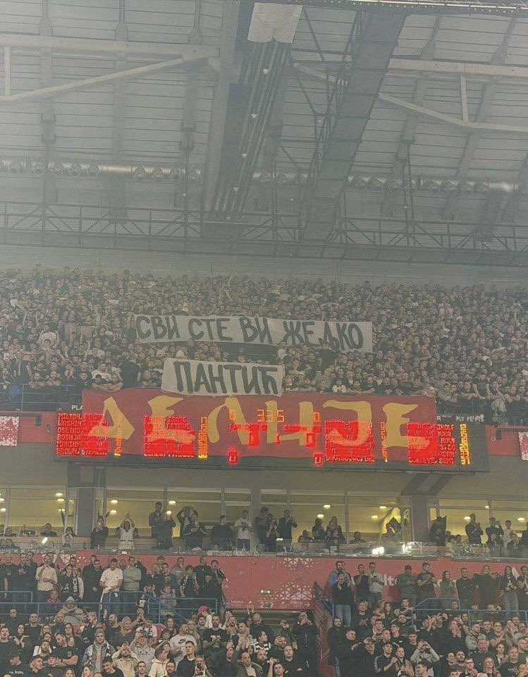 Нико од играча, стручног штаба или навијача Фенербахчеа се није жалио на суђење синоћ. Само једна мала несрећна група грађана од синоћ плаче и не може да дође себи. Порука за њих остаје иста - СВИ СТЕ ВИ ЖЕЉКО ПАНТИЋ! 

#kkcz