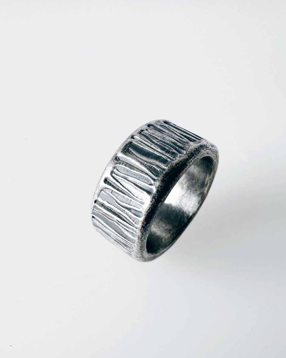 MaisyPlum2's tweet photo. Iβve been creating rings using a variety of skill including wax carving and traditional metal smithing techniques. Visit my store to check them out https://t.co/iFAIfltVnH
#handmadejewellery #silverrings #firstmaster https://t.co/Hwl7PIy1sS