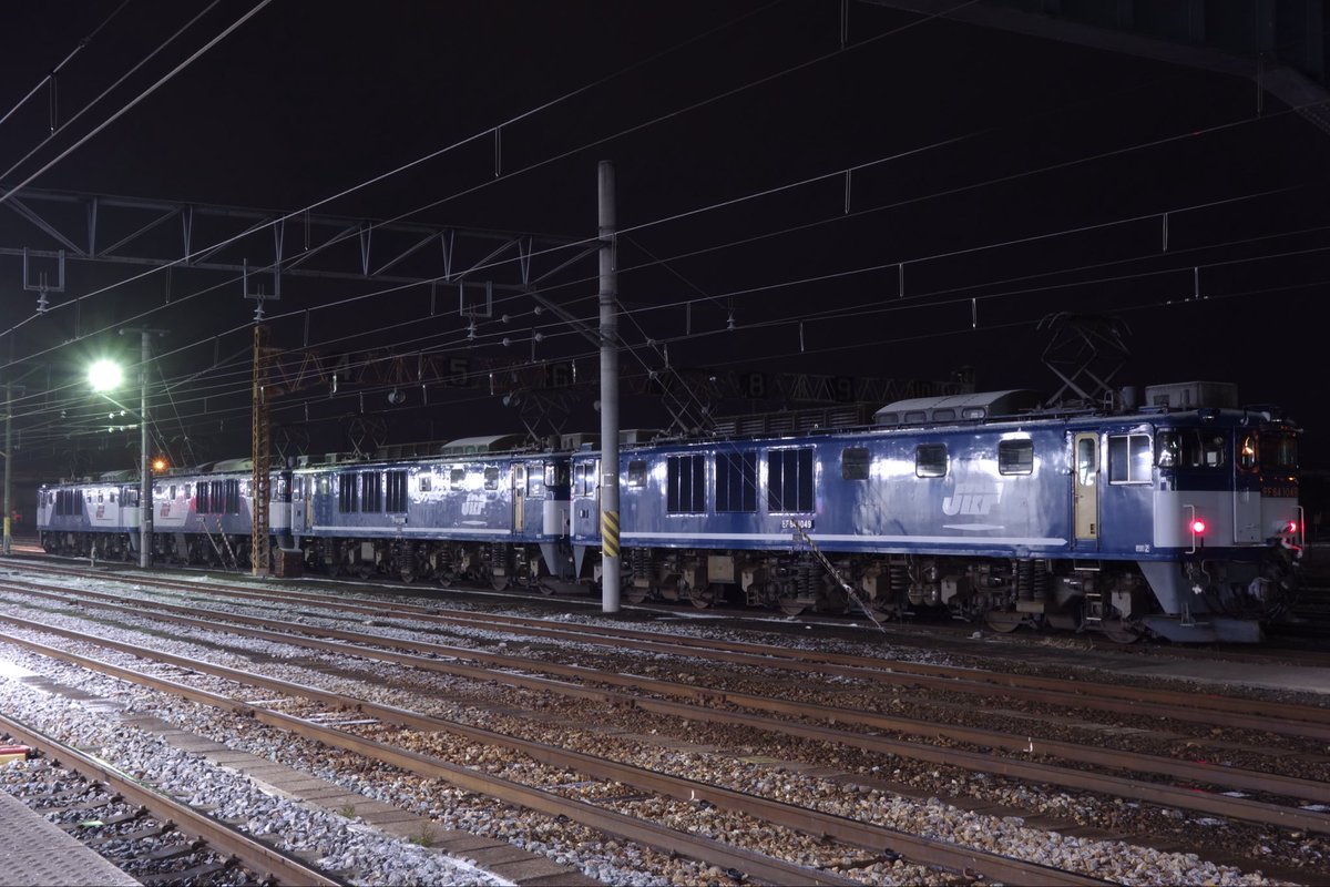 Railways6477's tweet photo. 長野地区のロクヨンの運転が終わってしまうんですね。。私はこの色が好きでした。正面から見ても更新色より青多めがポイント高い https://t.co/zMgqlxFkyE