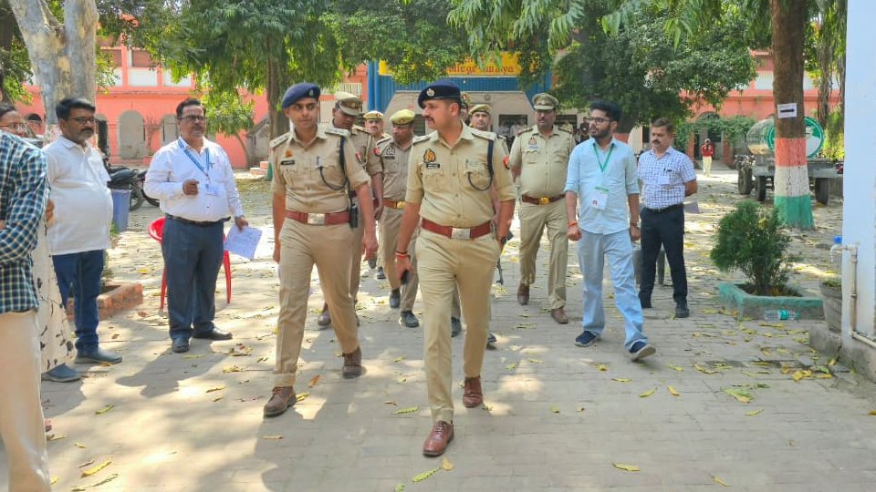 auraiyapolice's tweet photo. पुलिस अधीक्षक औरैया व क्षेत्राधिकारी बिधूना द्वारा उप निरीक्षक नागरिक पुलिस एवं समकक्ष पदों की सीधी भर्ती-2025 परीक्षा को सकुशल एवं शुचितापूर्ण सम्पन्न कराने के दृष्टिगत आज दिनांक 14.03.2026 जनपद के विभिन्न परीक्षा केन्द्रों का भ्रमणशील रहकर द्वितीय पाली में व्यवस्थाओं का जायजा लिया तथा संबंधितों को दिए आवश्यक दिशा-निर्देश।
#auraiyapolice
@Uppolice    @adgzonekanpur      @igrangekanpur