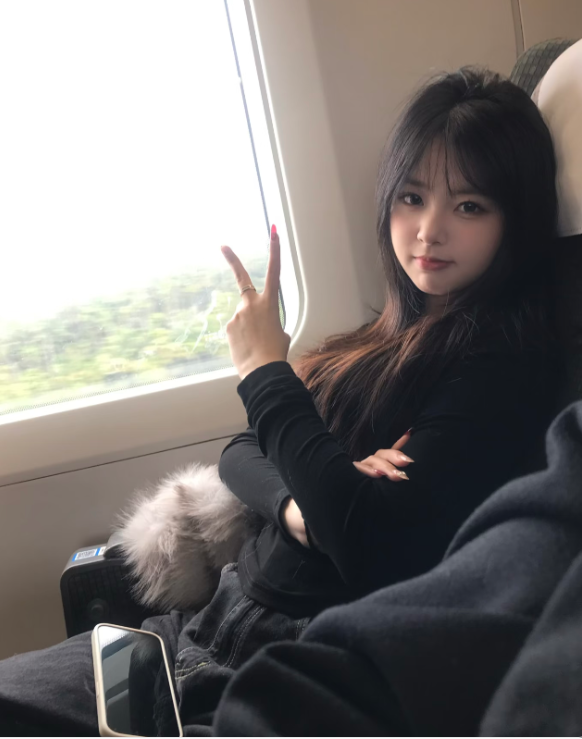 BarbraBeta3870's tweet photo. 上海很美，可惜就是没有朋友 吃饭一个人 上班 一个人 回家���个人 逛街也是一个人  浦东 高桥 川沙新镇 https://t.co/GadRRaWf3G
