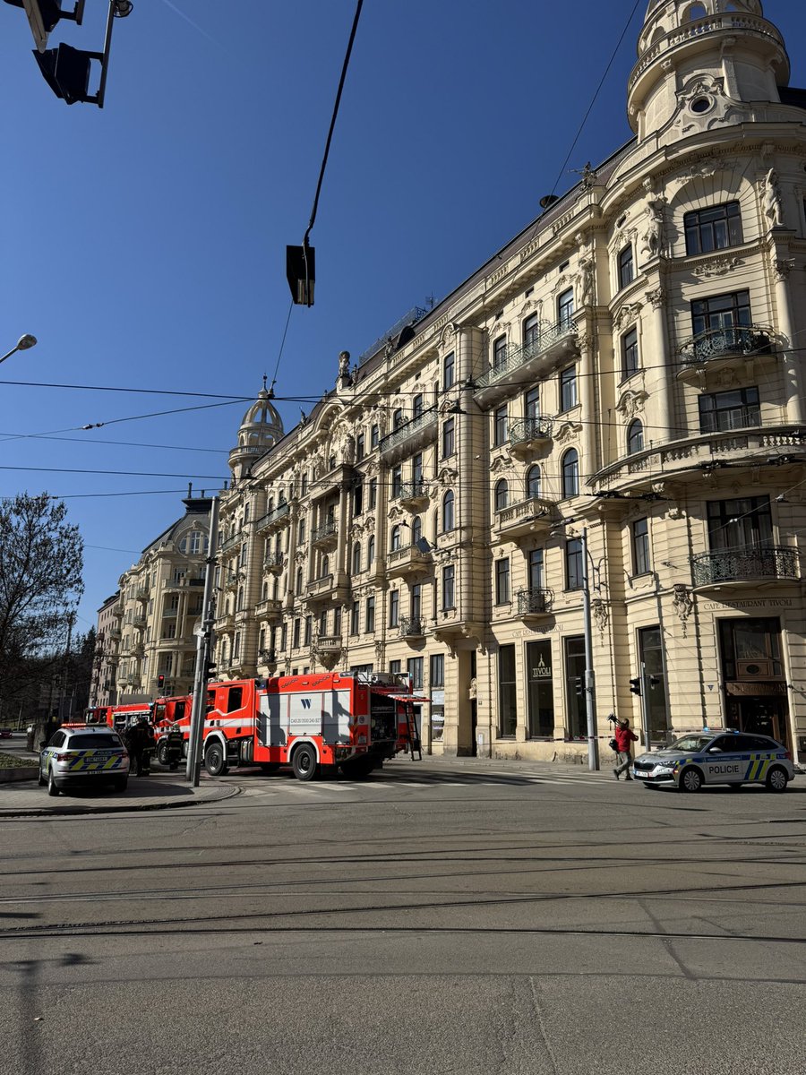 Foltan_CT's tweet photo. Kvůli požáru bytu na Konečného náměstí v Brně evakuovali hasiči 19 lidí. Jeden člověk je v péči záchranářů, převezli ho do nemocnice. Požár začal krátce po 9. hodině, teď hasiči hledají skrytá ohniska a prostory odvětrávají. Obyvatelé se budou moci postupně vrátit domů. https://t.co/ycUH074AWR