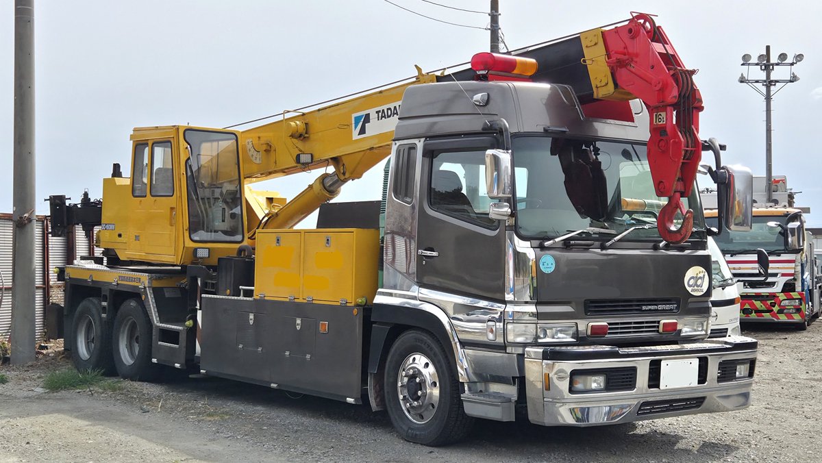 スーパーグレート レッカー車

OC-160MWのブームを前に格納するため、ハイルーフの中央が凹形状にカットされているのが特徴的ですね。