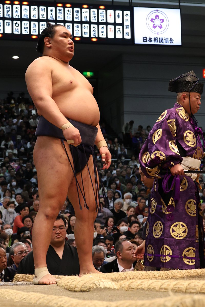 七日目の様子＞ 幕内取組 豊昇龍（6勝1敗） 寄り倒し 王鵬（2勝5敗
