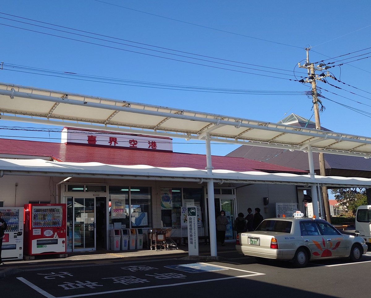 jun_kojima's tweet photo. 地方ローカル線の駅の感じのする空港ターミナル。 https://t.co/qAvrvyxZcj