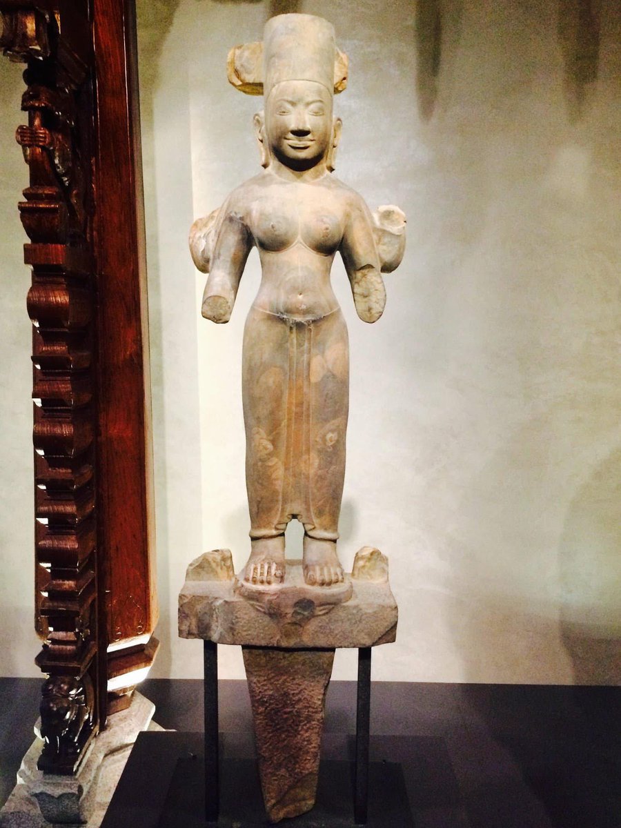 คงจะเอาตำนานพระทองนางนาคกับรูปปั้นที่เพิ่งสร้างเสร็จตอน 2022 มาอ้างอีกแหละ  ถ้าอ้างอิงศิลปะฟูนันจริง ต้องแบบนี้ เปลือยอก + นุ่งผ้า นะฮะ