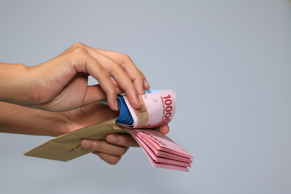 mes_indonesia's tweet photo. #ShariaEconomyThread: Diskon Lebaran di Mana-Mana, Dompet Aman?
Kalau setiap tahun THR habis untuk seminggu euforia Lebaran, jangan heran mimpi jangka panjang selalu mundur ke tahun depan. 💸