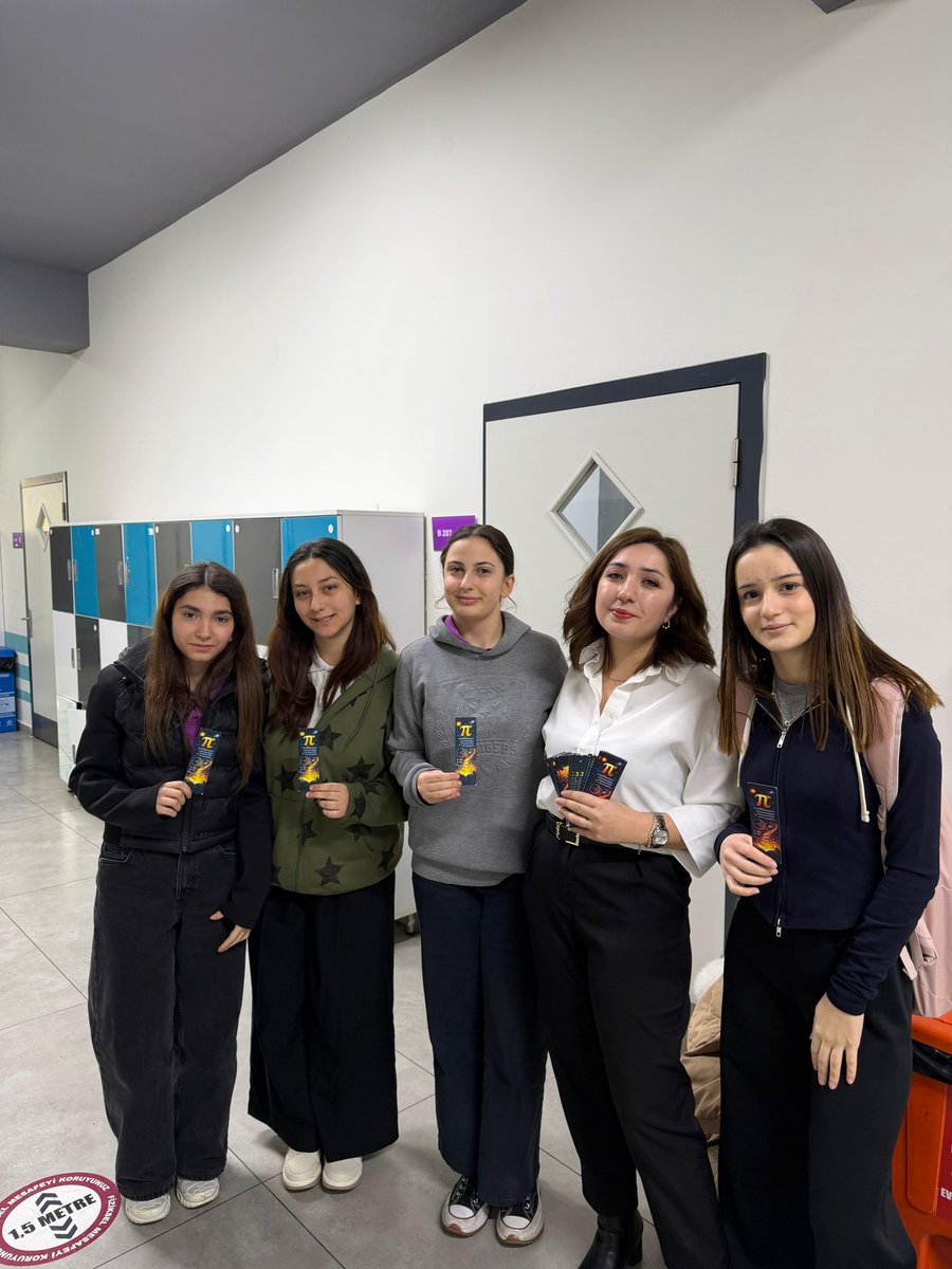 krc_robotik's tweet photo. 14 Mart Pi Günü’nde öğrencilerimize π temalı kitap ayraçları dağıttık.
9 günlük ara tatilde kitaplarını okurken hem matematiği hem de Pi Günü’nü hatırlasınlar istedik. Keyifli okumalar ve bol matematikli günler!

#dünyamatematikgünü https://t.co/NpiIFgcKl4